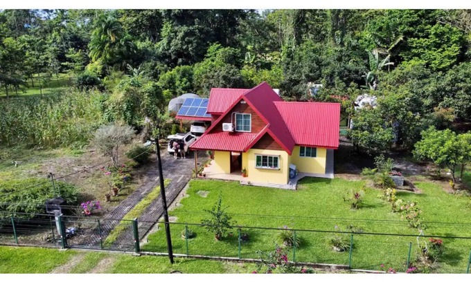 La Fortuna Chalet De Esquí | La JeyDa: Chalet with BBQ/Social area and Pool