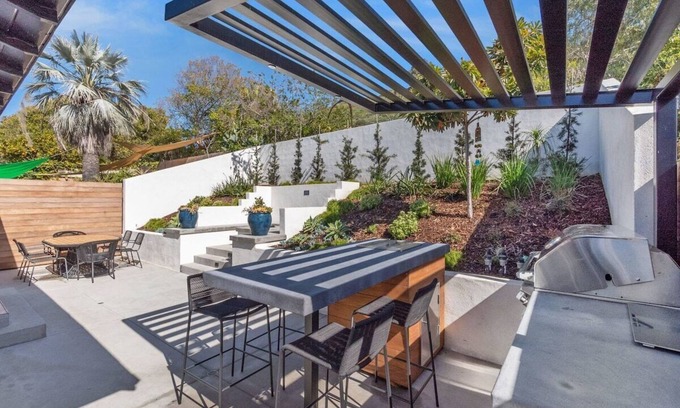 Beach Barber Tract Casa | La Jolla Coastal Haven: Charming Home by Windansea