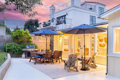 Village of La Jolla Casa | La Jolla Living by AvantStay A Location Private Backyard Lounge