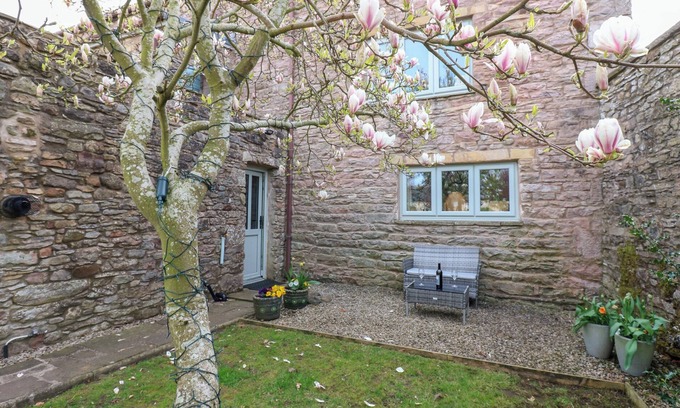 Soulby Cabaña | LA'L SKAITHE, pet friendly, with a garden in Kirkby Stephen