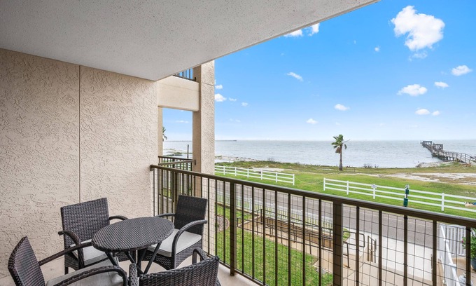 Rockport Condominio | La La's | Pet Friendly, Pool + Hot Tub Access!
