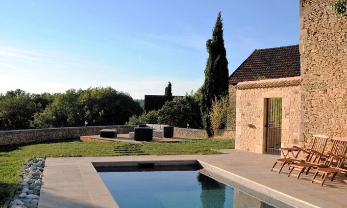 Saint-Amand-de-Coly Casa | Auténtica casa de vacaciones francesa con impresionantes vistas y piscina privada.