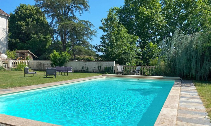 Cusset Casa | La Lodge 4-bedroom house in château courtyard, Pool, WiFi, AC, near Vichy