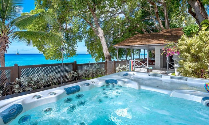 Bowling Alley Hill Casa | La Lune is a vibrant and light-filled home, executed with striking simplicity yet flawless quality