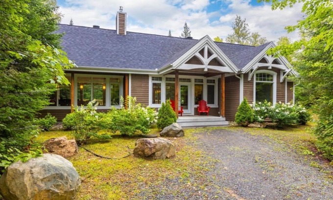 Saint-Didace Chalet De Esquí | La luz del dia ~ Spa & BBQ ~ Lakeside