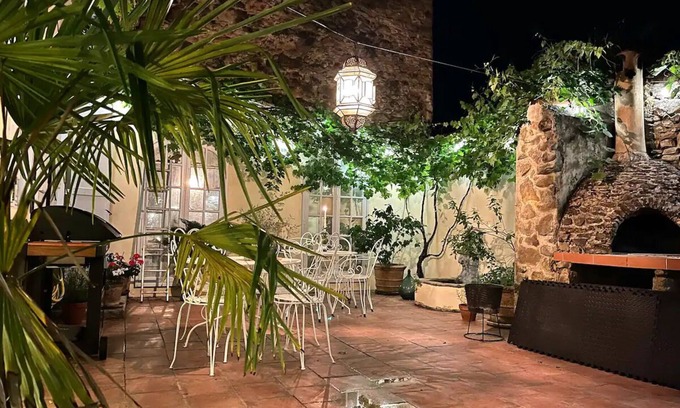 Sainte-Colombe-sur-lHers Casa | La Maison de Mama C: Charming french village home