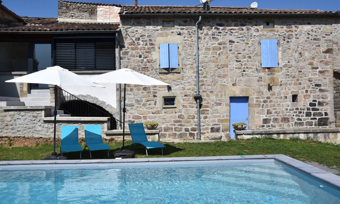 Ailhon Casa | "la Maison Bleue du Plot": Maison en Pierre Avec Piscine et Terrain de Pétanque
