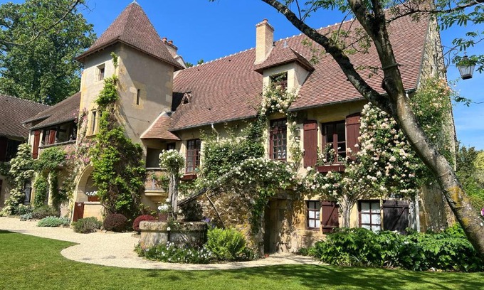 Apremont-sur-Allier Casa | La maison de la tour