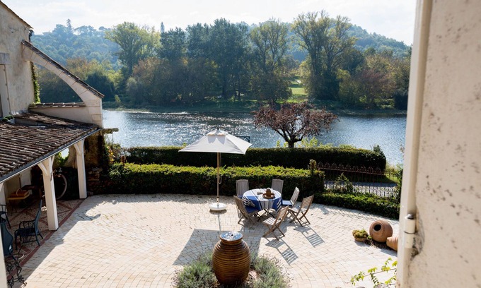 Saint-Seurin-de-Prats Casa | La Maison de la Rivière, a fabulous view of the Dordogne River