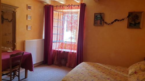 Val de Gatine Cama Y Desayuno | La Maison prés du ruisseau Chambre jaune