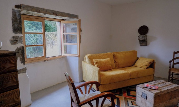 Hasparren Apartamento | La maison sous les chênes, gîte in a traditional Basque house, in a peaceful setting.