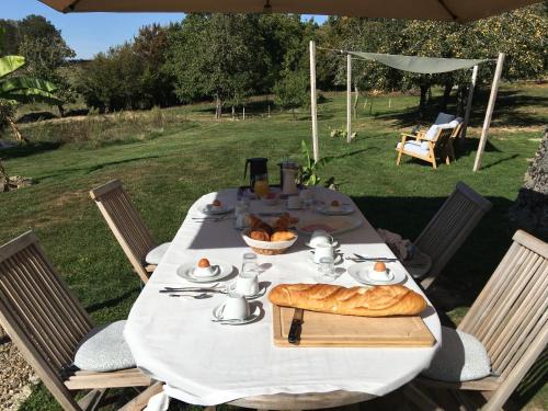 Saint-Pierre-de-Fursac Cama Y Desayuno | La Mirabelle