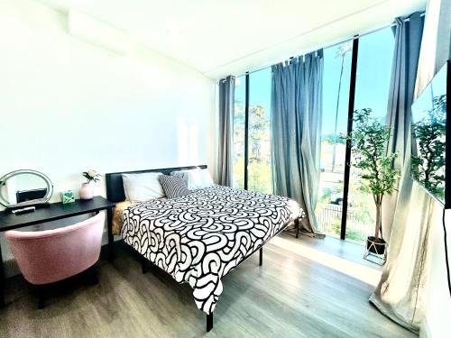 Van Nuys Apartamento | LA Modern Street View Glass Window 2BR
