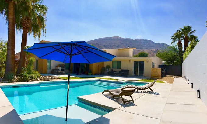Magnesia Falls Cove Casa | ¡Donde la comodidad del desierto se combina con el estilo y el estilo de mediados de siglo!