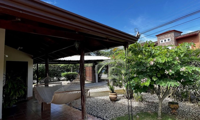 Barrio Ricos y Famosos Casa | La Mona Beach House