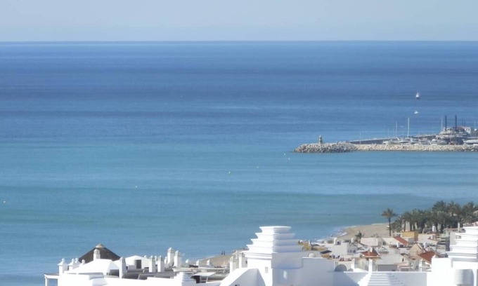 Centro de Torremolinos Apartamento | La Nogalera Apartamento con impresionantes vistas al mar, terraza, y piscina.