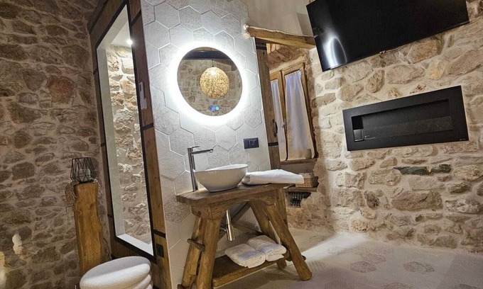 Norma Apartamento | La Nuit d'Amélie.... a cozy retreat with hot tub.....