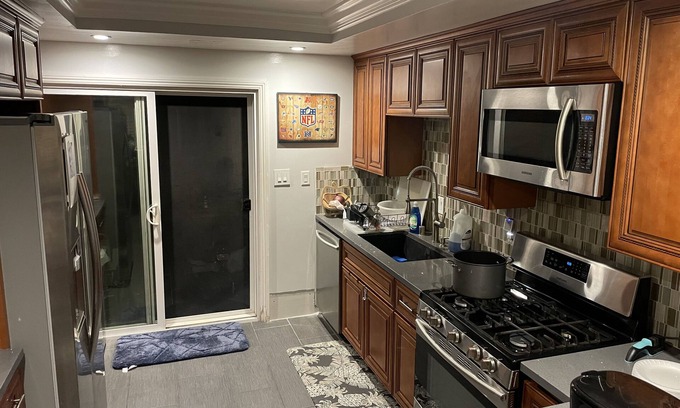 South Gate Casa | LA OC LGB Centrally Located Modern Townhouse