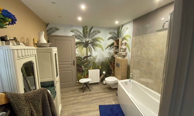 Noyant-de-Touraine Cama Y Desayuno | La Patriaie Chez Jacky et Maryse large, cosy room, private bathroom