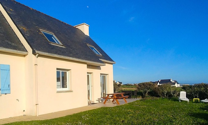 Pouldreuzic Casa | La Penhorsienne, house 2 steps from the sea, with view