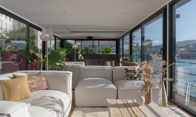 Centre Ville Casa | La Peniche - Bed And Bicycle - Vienne
