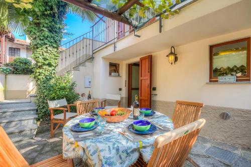 Meina Casa | La Piccola Casa Dell'Uva Fragola - Happy Rentals