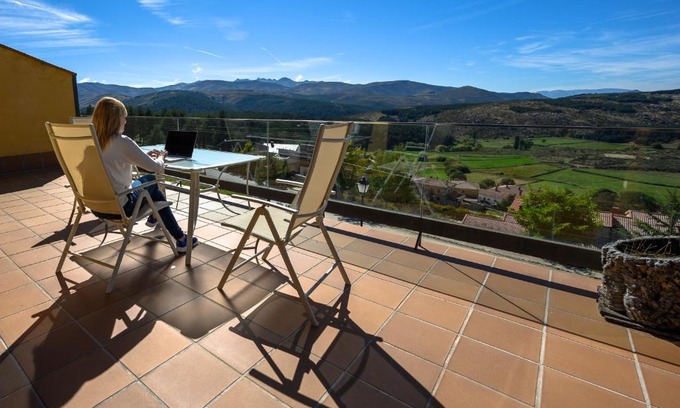 Hoyos del Espino Chalet De Esquí | La Portilla de Gredos. Casa rural
