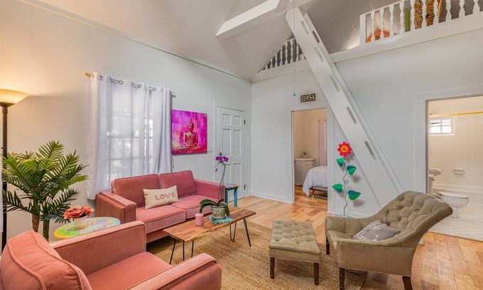 White St. Gallery Apartamento | LA PUERTA PEQUENA ~ Charming 1 Bedroom, 1 Bathroom w/ Loft in Old Town!