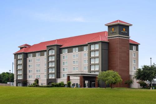 Arlington Hotel | La Quinta by Wyndham Arlington North 6 Flags Dr