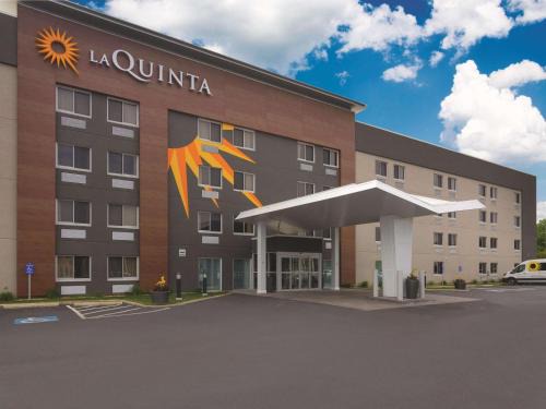 Cleveland Hotel | La Quinta by Wyndham Cleveland - Airport North