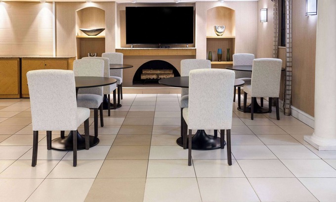 Moon Township Hotel | La Quinta Inn by Wyndham Pittsburgh Airport