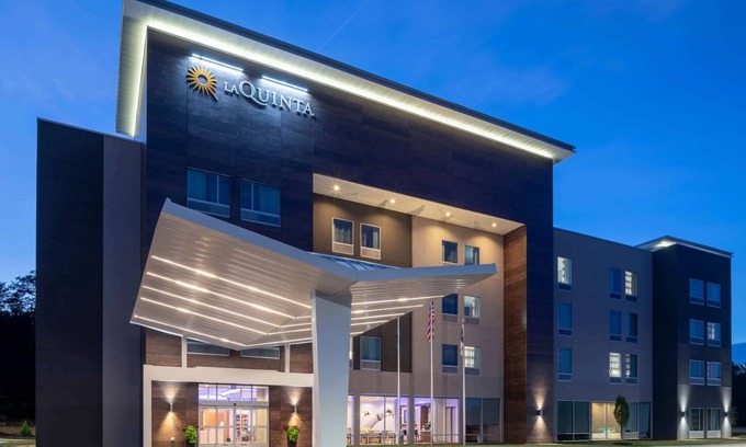 Greensboro Hotel | La Quinta Inn & Suites by Wyndham Greensboro Arpt High Point