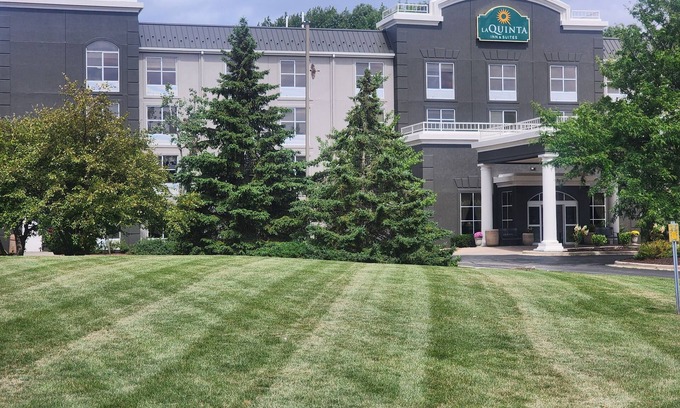 New Berlin Hotel | La Quinta Inn & Suites by Wyndham Milwaukee SW New Berlin