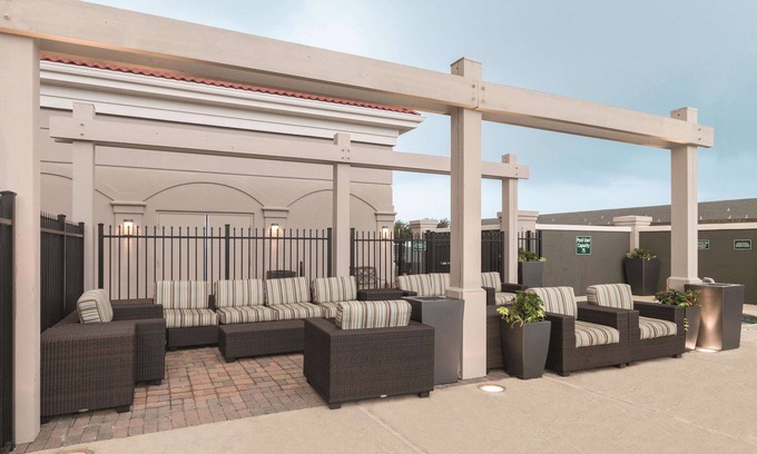 Arlington Hotel | La Quinta Inn & Suites by Wyndham Arlington North 6 Flags Dr