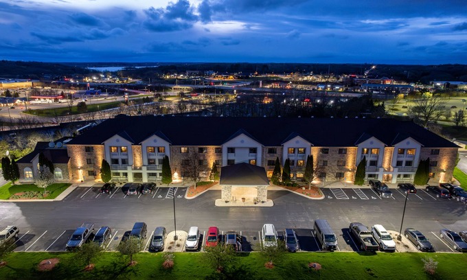 Delafield Hotel | La Quinta Inn & Suites by Wyndham Milwaukee Delafield