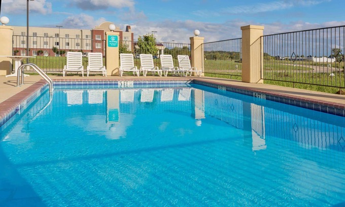 Canton Hotel | La Quinta Inn & Suites by Wyndham Canton MS