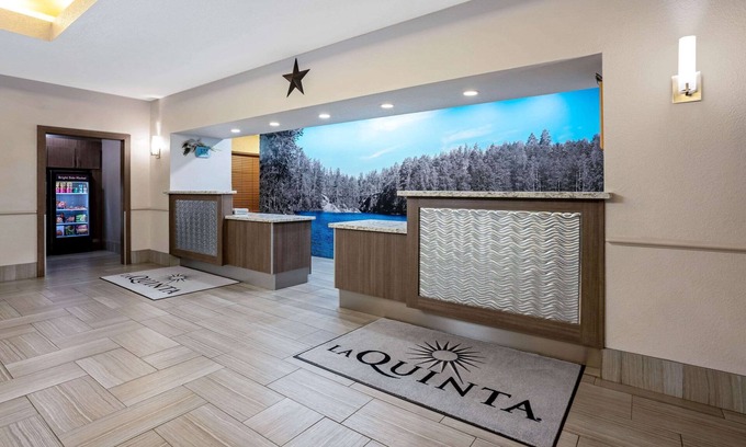 Conroe Hotel | La Quinta Inn & Suites by Wyndham Conroe