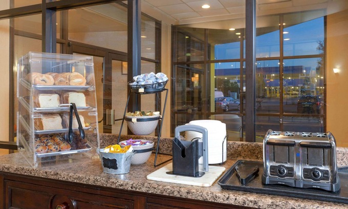 Secaucus Hotel | La Quinta Inn & Suites by Wyndham Secaucus Meadowlands