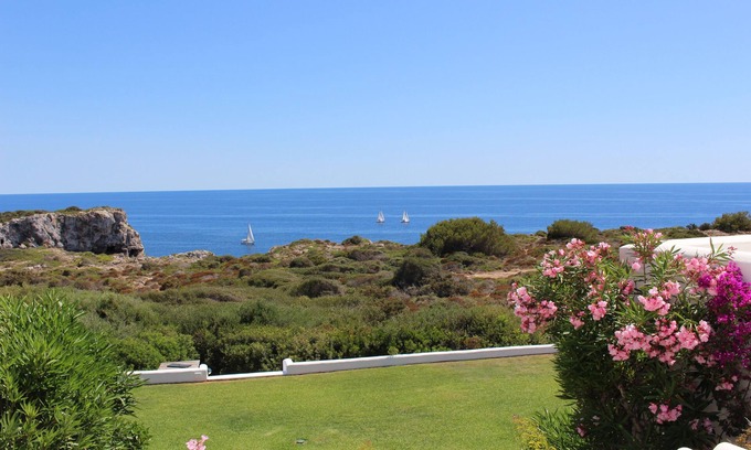 Es Canutells Villa | Casa “La Roca” frente al mar en exclusivo complejo residencial