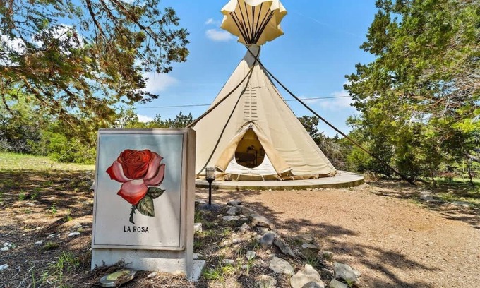 Dripping Springs Casa | La Rosa | King Tipi + Hill Country Pool Access