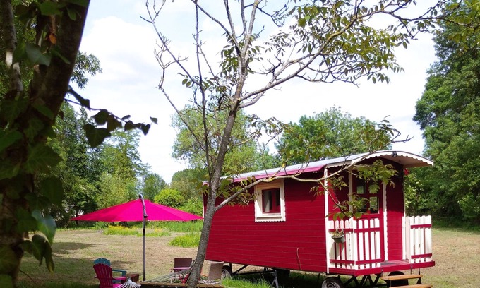 Le Vieil-Bauge Casa | La Roulotte Du Moulin De Palet - Location Roulotte Rouge