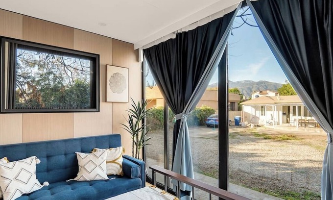 Monrovia Apartamento | LA's Coolest Micro Mansion
