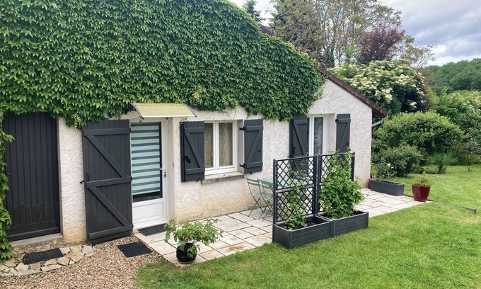Sauvigny-les-Bois Casa | La Sauvignoise, outbuilding in the countryside.