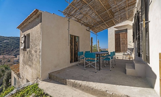 Pomonte Apartamento | Small Villa La Scogliera del Calello with sea view in the center of the village of Pomonte, 500 mete