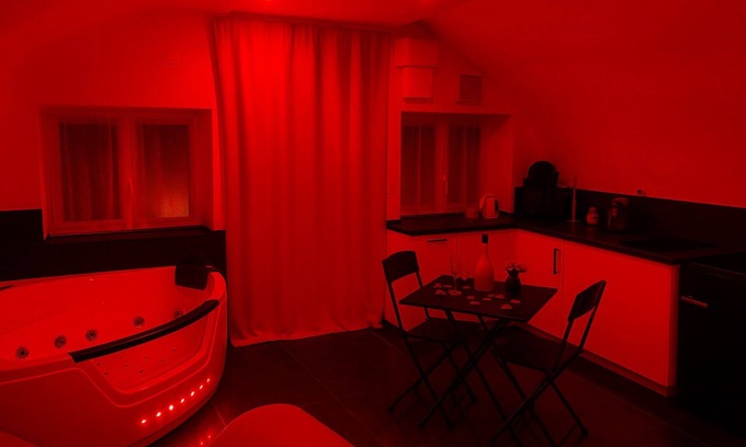 Bouc-Bel-Air Casa | La suite miroir, La suite miroir, love room with jacuzzi between Aix and Marseille.