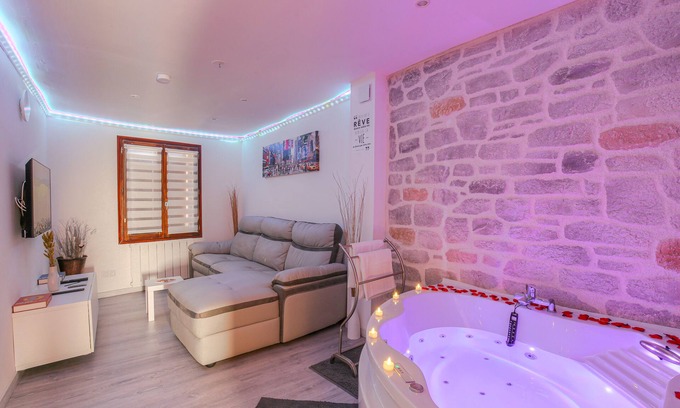 Neuville-sur-Saone Casa | La Suite Neuvilloise - 15 Minutes de Lyon - Jacuzzi/wifi - Entièrement Rénovée