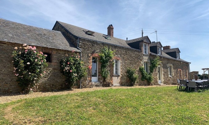 Longuefuye Casa | La Touche et son Pressoir, 12 rooms, 11 bathrooms and indoor swimming pool (April to Oct)