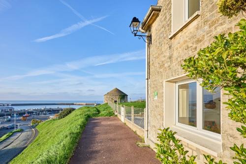 Port-en-Bessin-Huppain Casa | La Tour Vauban - Vue sur le port