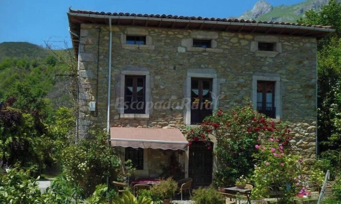Peñamellera Alta Casa | Casa Rural La Valleja idea para grupos frente a Los Picos de Europa
