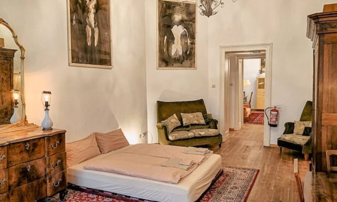 Schoeneberg Apartamento | La Vie En Rose: Elegance and Art